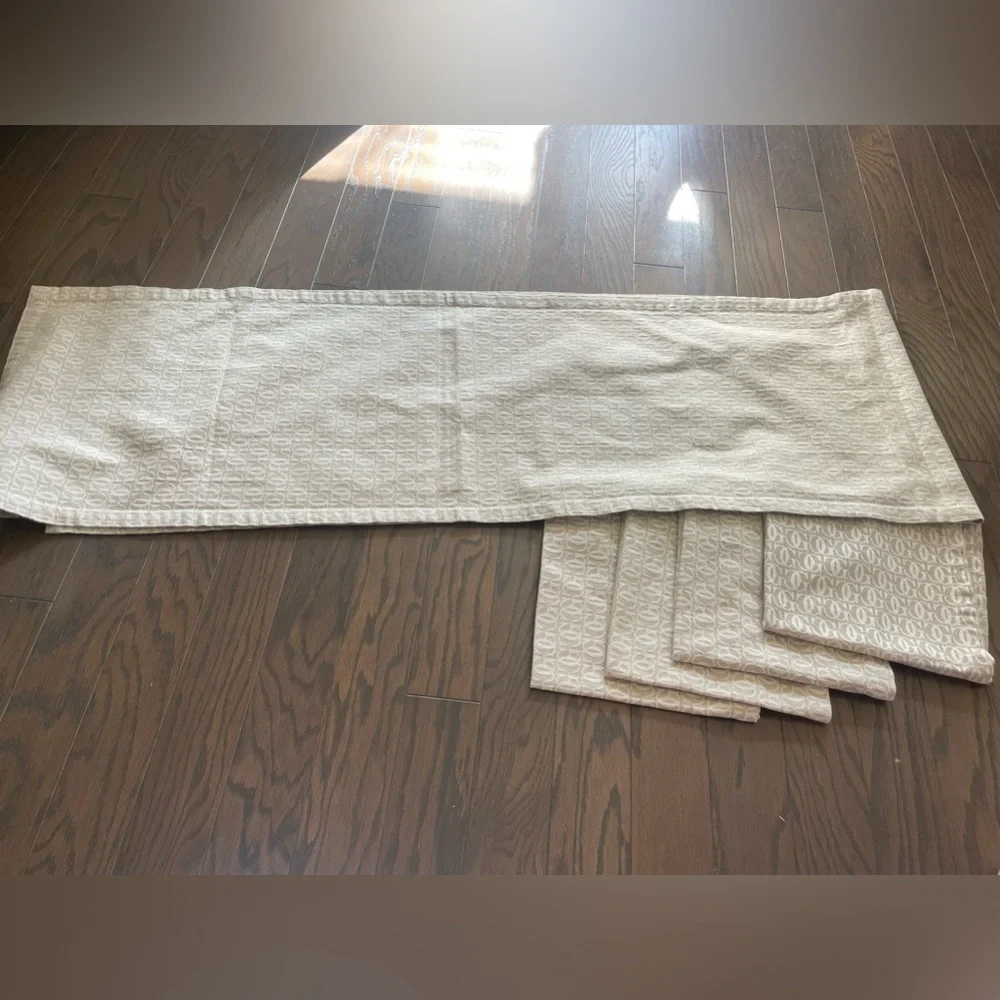 WILLIAMS SONOMA Grande Cuisine Monogram Jacquard Table Runner Plus 4 Nap…